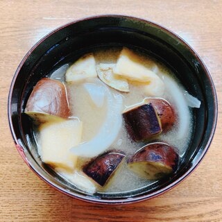 茄子と油揚げと玉ねぎの味噌汁